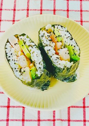 ごまたっぷり！エビアボカドおにぎりサンド-レシピのメイン写真