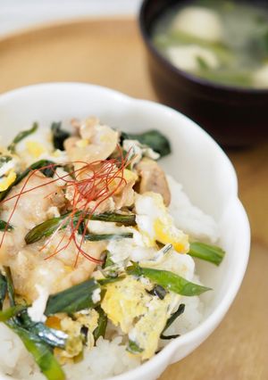 夏バテ防止！簡単！節約！豚バラニラ玉丼-レシピのメイン写真