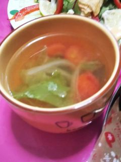 鶏むね肉とトマトとレタスのコンソメスープ-レシピのメイン写真