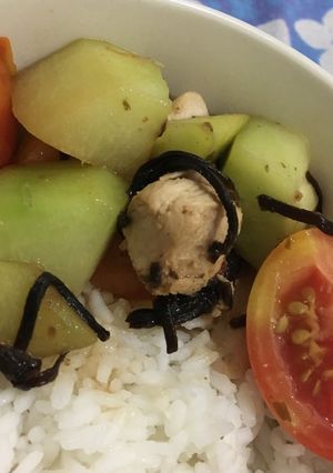 ハヤト瓜とトマトのササミ塩昆布丼-レシピのメイン写真