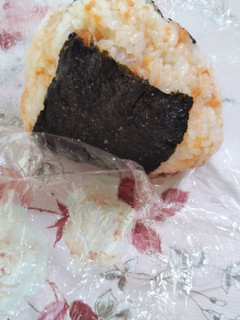味付けのりで〜鮭フレと梅のおにぎり-レシピのメイン写真