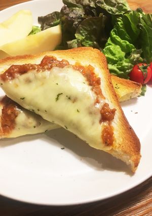 朝食に♫とろーーーーり、ミートソースピザ-レシピのメイン写真