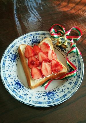 甘いつやつや苺とヨーグルトホイップのパン-レシピのメイン写真