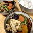 炭火焼鶏で○本格香ばしいスープカレー!