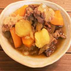 รูปของ 炒めず煮るだけ簡単★肉じゃが