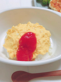 【離乳食中後期】ゆで卵の卵黄でオムライス-レシピのメイン写真