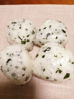 わかめおにぎり!梅干し入り(^-^)v-レシピのメイン写真
