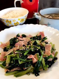ごま油香るほうれん草とベーコンの中華炒め-レシピのメイン写真