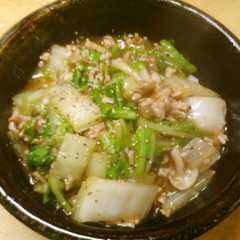 รูปของ 簡単昼食　白菜しめじ豚肉の牡蠣油炒め丼