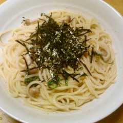 รูปของ 簡単昼食　梅としめじと大葉の和風パスタ