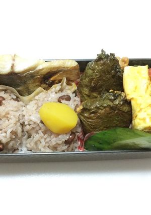 71、定番のお弁当とりんごのリボン-レシピのメイン写真