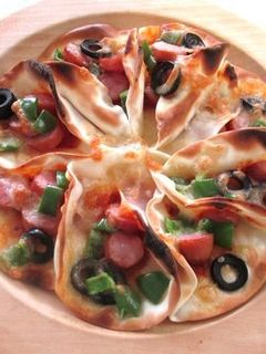 餃子の皮でフラワーピザ-レシピのメイン写真