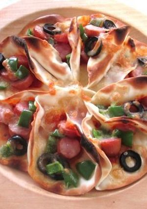 餃子の皮でフラワーピザ-レシピのメイン写真
