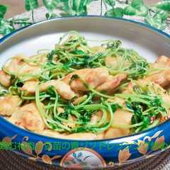 A picture of 鶏むね肉と豆苗の青ジソドレッシング炒め☆.