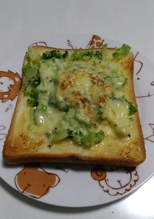 ブロッコリーとチーズのなんちゃってピザ-レシピのメイン写真