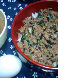 あるもので手抜き♪スタミナニラそぼろ丼-レシピのメイン写真