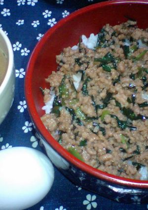 あるもので手抜き♪スタミナニラそぼろ丼-レシピのメイン写真