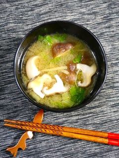 簡単!椎茸と小松菜の生姜お味噌汁-レシピのメイン写真