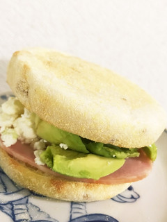 イングリッシュマフィン(アボカドチーズ)-レシピのメイン写真