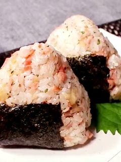 鮭と揚げ玉のおにぎり-レシピのメイン写真