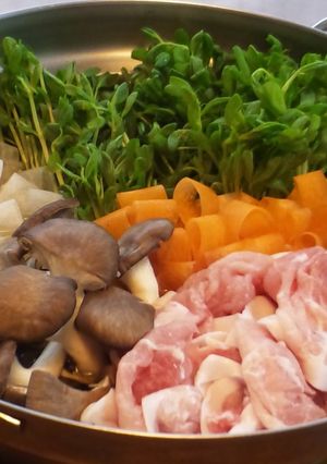 豚しゃぶと豆苗と大根と人参のひらひら鍋-レシピのメイン写真