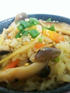 土鍋でキノコと人参生姜の炊き込みご飯-レシピのメイン写真