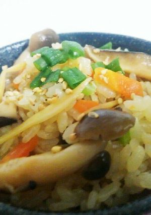 土鍋でキノコと人参生姜の炊き込みご飯-レシピのメイン写真