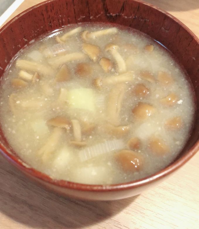 簡単なめこの味噌汁 by RYOBIRD 【クックパッド】 簡単おいしい