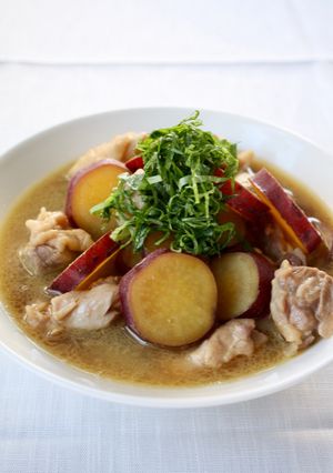 めんつゆバターで【サツマイモと鶏肉の煮物-レシピのメイン写真