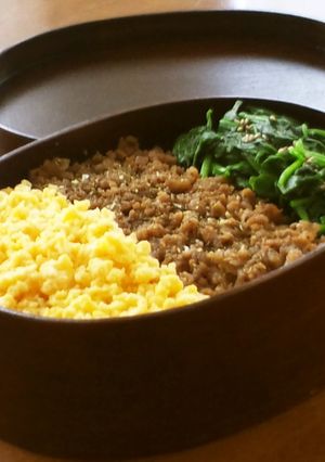 豚そぼろと炒り卵とほうれん草のそぼろ弁当-レシピのメイン写真