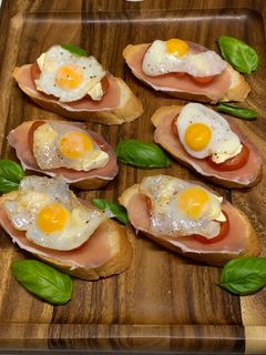 生ハムとうずらの卵でブルスケッタ♪-レシピのメイン写真