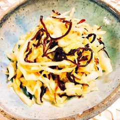 รูปของ キャベツ大量消費♡にんにく塩昆布サラダ