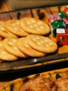 簡単おつまみ クラッカーにキューブチーズ-レシピのメイン写真