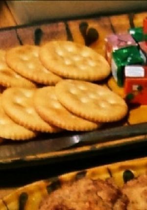 簡単おつまみ クラッカーにキューブチーズ-レシピのメイン写真