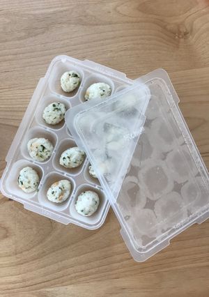 離乳食☆保存容器で簡単ふりふりおにぎり-レシピのメイン写真