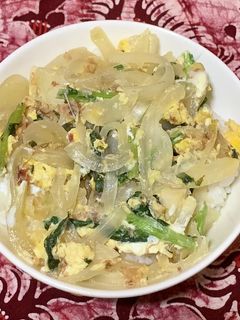 玉葱と春菊の卵とじ丼-レシピのメイン写真
