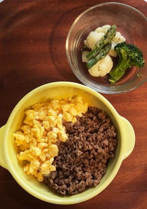 離乳食後期〜完了期 2色そぼろ丼-レシピのメイン写真