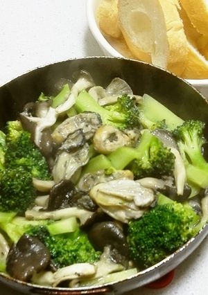 カキのアヒージョでブロッコリー美味しく-レシピのメイン写真