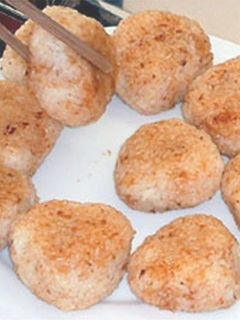 ピリ辛そぼろ入り焼きおにぎり-レシピのメイン写真