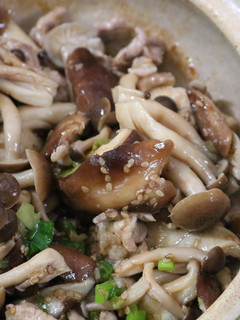 土鍋でチンする豚キノコの蒸し炒め-レシピのメイン写真