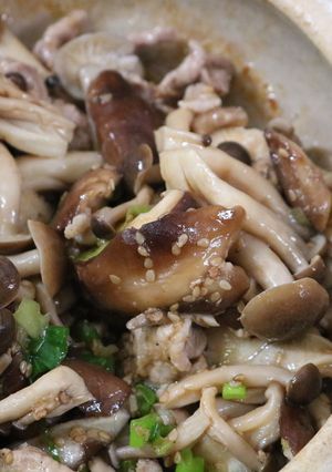 土鍋でチンする豚キノコの蒸し炒め-レシピのメイン写真