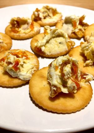 干し柿とクリームチーズのクラッカーのせ-レシピのメイン写真