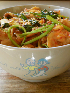 せりが入った豚キムチ丼♪-レシピのメイン写真