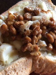 納豆とチクワのチーズとりーりトースト-レシピのメイン写真