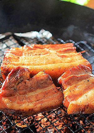 チップにローリエをプラス・豚バラ肉の燻製-レシピのメイン写真