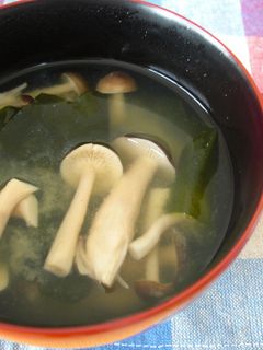 しめじとわかめのお味噌汁-レシピのメイン写真