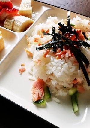 残り酢飯で鮭ちらし寿司〜焼き鮭たして♪-レシピのメイン写真
