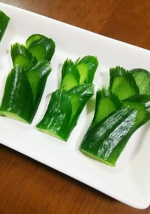 意外と簡単、きゅうりの飾り切り(松)。-レシピのメイン写真