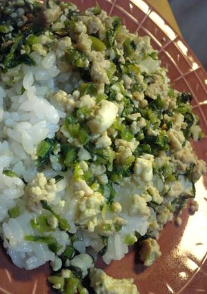 お味噌で☆かぶの葉とヘルシー鶏そぼろ丼-レシピのメイン写真