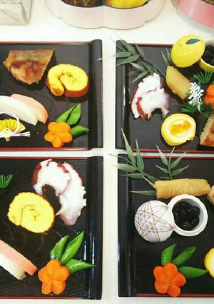 おせちの盛り方★塗りのお盆で一人分-レシピのメイン写真